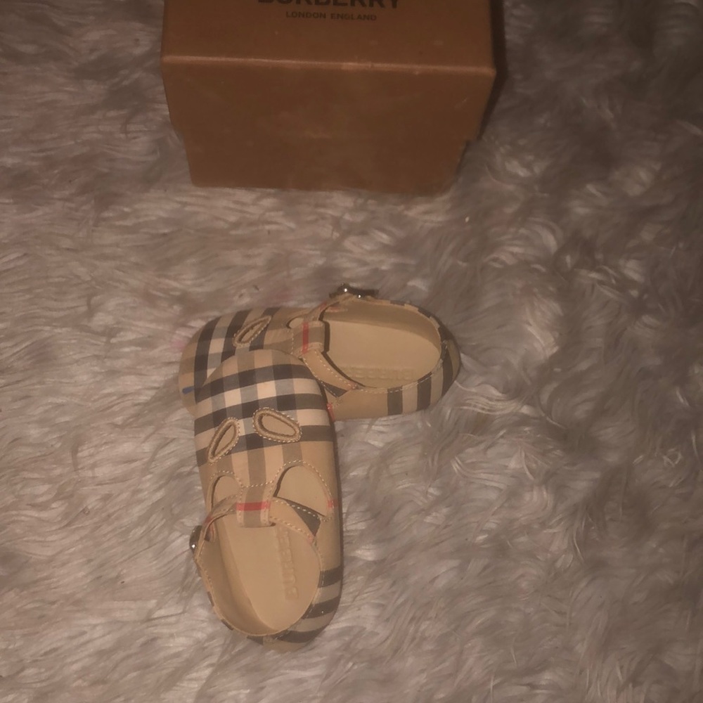 Burberry sandals baby 19 Europe (4 us)